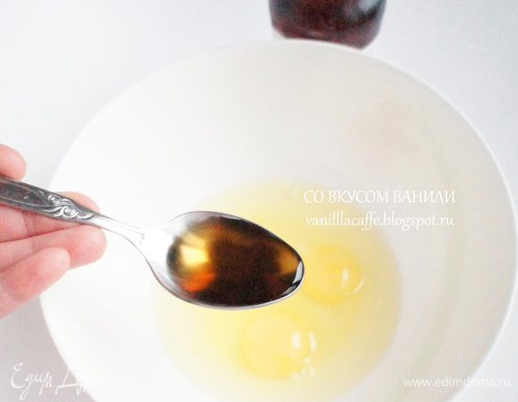 В миску разбить яйца. Добавить кленовый сироп и ванилин.
