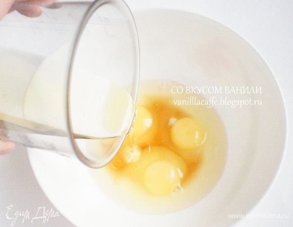 Влить растительное масло и яблочный сок.