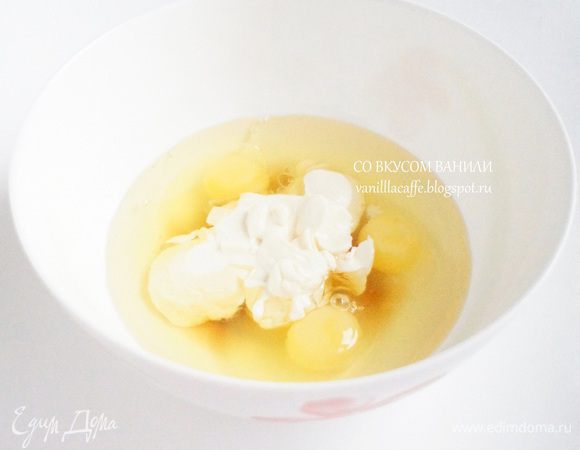 Добавить йогурт. Все хорошо перемешать венчиком до однородного состояния.