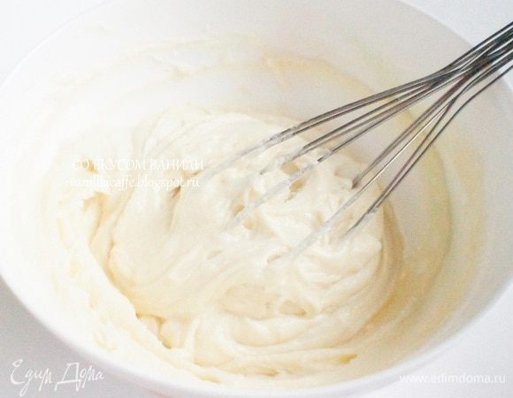 Всыпать муку с разрыхлителем. Перемешать.