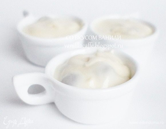 Выложить тесто в формочки (ничем их не смазывая): у меня 3 керамических и 6 силиконовых.