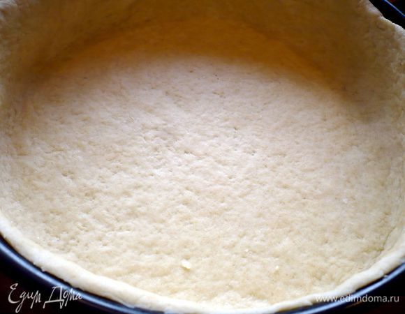 Присыпаем поверхность мукой и раскатываем тесто достаточно тонко, выстилаем смазанную сливочным маслом форму, образуя высокие бортики. Ставим в прохладное место на пару часов или в холодильник на полчаса. 