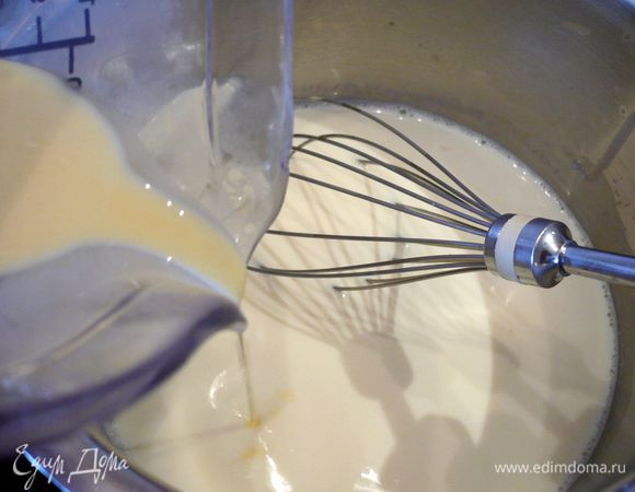 Разогреваем духовку до 180 градусов. Для крема смешиваем 125 мл молока с пудингом и доводим остальные 500 мл молока до кипения, тонкой струйкой вливаем пудинг, постоянно помешивая. Доводим смесь до кремообразного состояния и снимаем с огня. 