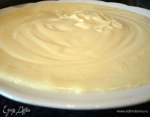 Перекладываем в более широкую посуду и доводим до теплого состояния, постоянно помешивая. 