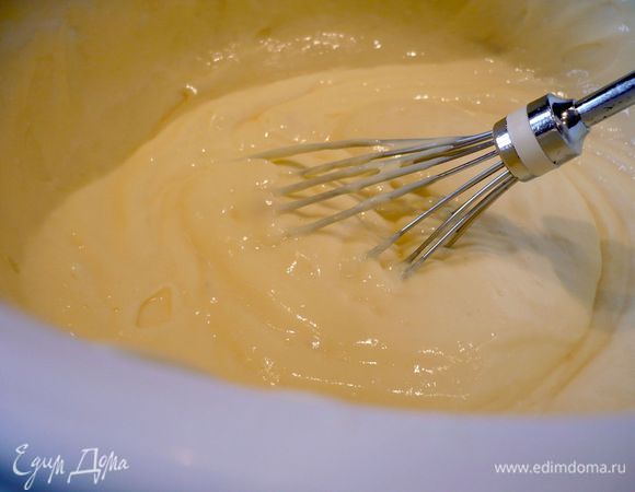 Тем временем взбиваем яйца и желтки с сахаром. Добавляем творог, перемешиваем и вводим остывший пудинг. Перемешиваем. 
