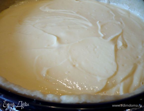 Выкладываем крем на тесто. Оборачиваем форму снаружи влажными кухонными   полотенцами, обернутыми в фольгу (совет от Танюши Снежинки для бисквитов, но для чизкейка, как я уже указывала в предыдущем рецепте, этот совет также отлично подходит!). Ставим в духовку на один час. 