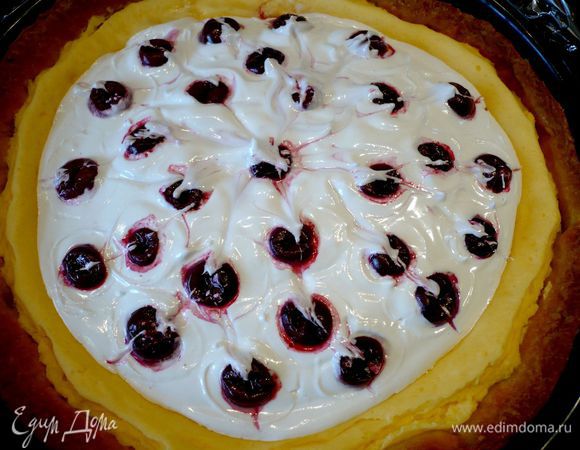 За 10 минут до конца выпечки при 180 градусах взбиваем белки до мягких пиков, вводим постепенно сахар и взбиваем до жестких пиков. Уменьшаем температуру в духовке до 150 градусов и выкладываем белковую массу на пирог. Сверху украшаем вишней. Ставим в духовку еще на 20 минут, выключаем духовку и оставляем пирог в остывающей духовке еще на полчаса. 