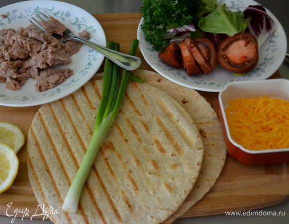 Подготовим все для нашего обеда или ужина. Лепешки разогреем в микроволновке или на гриле. У меня гриль электрический выходит по 1 мин. сторона обе лепешки сразу.