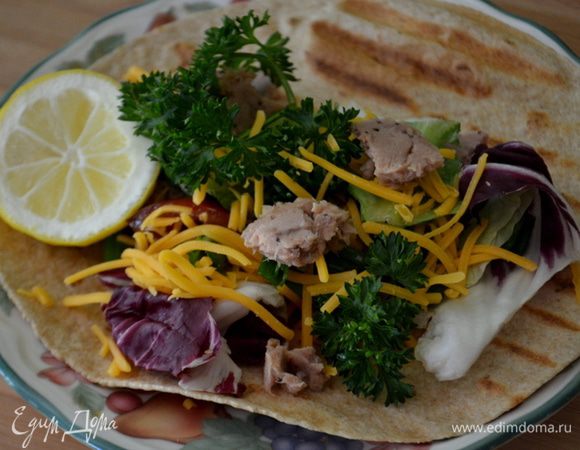 На лепешки выложим равное кол-во продуктов,сверху присыпаем сыром и выдавим лимонный сок.