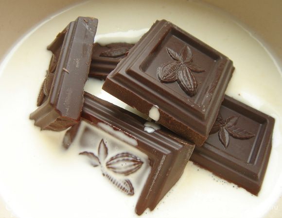 Для ганаша разогреть сливки до кипения и залить ими мелко поломанный шоколад. Размешивать до полного растворения шоколада. Убрать ганаш в холодильник на 2-3 часа.