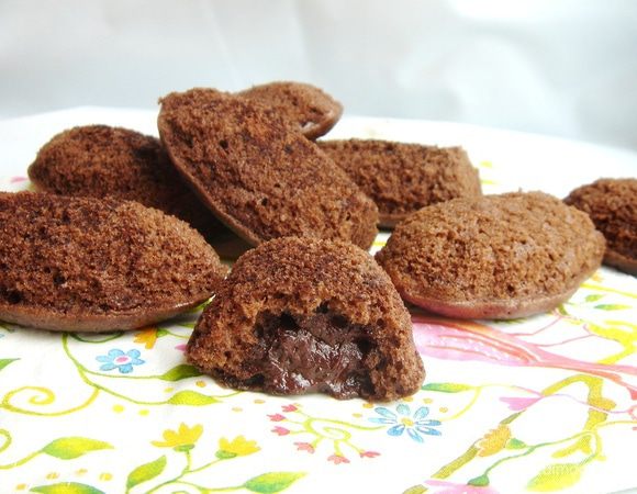 Выпекать печенье при 200*С 10-12 минут или до готовности (мне понадобилось 15 минут). Готовые "Мадлен" переложить на решётку и посыпать пудрой или какао. Приятного аппетита!