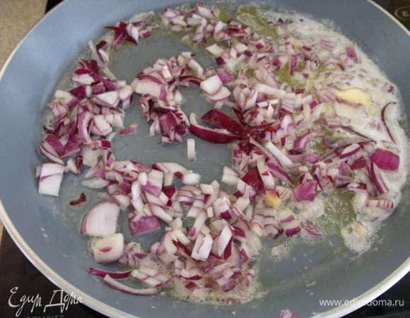 Обжарить мелко нарезанный красный лук в 50 г масла,....