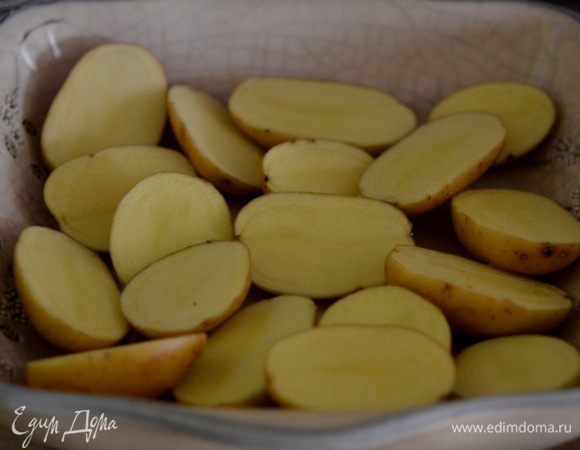 Разогреть духовку на 180 гр.
Порезать картофель на половинки и выложить в жаропрочное блюдо.