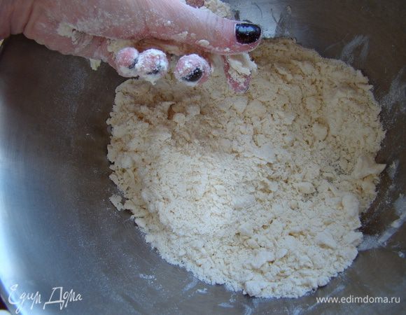 Муку+соль перетираем с холодным маслом в крошку