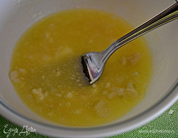 Растопить масло,добавить чеснок раздавленный,соль и лимон.сок.