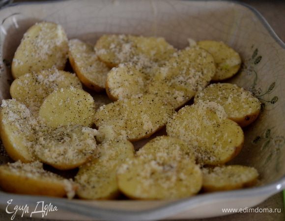 Картофель смазать этой смесью со всех сторон. Посыпать пармезаном и поставить в духовку на 30 мин. Можно прикрыть фольгой.