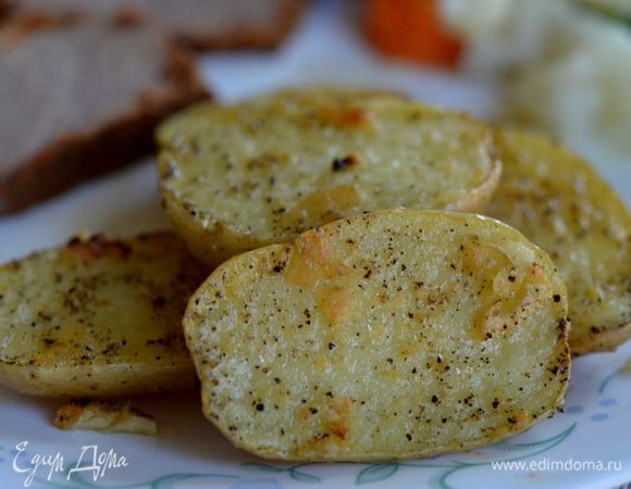Готовый картофель подавать как гарнир. Приятного аппетита.