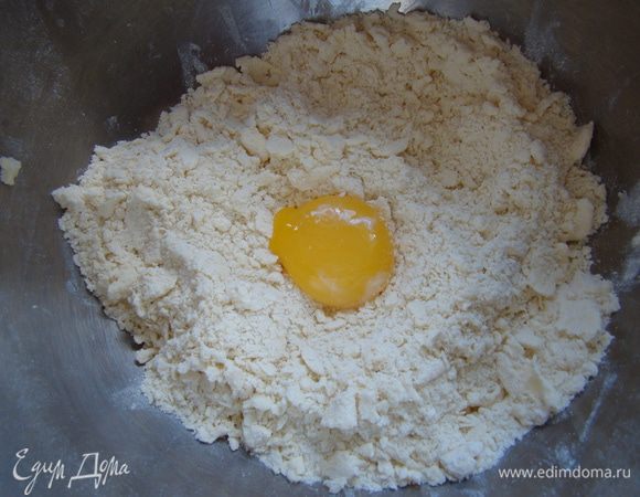 Добавляем желток и воду - размешиваем