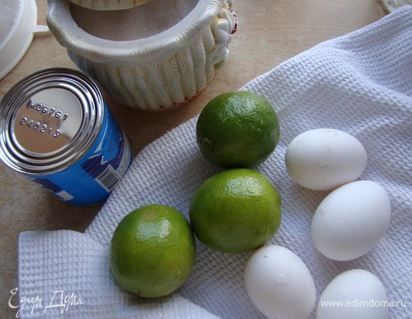 Натираем цедру с лаймов, выдавливаем сок; отделяем белки от желтков