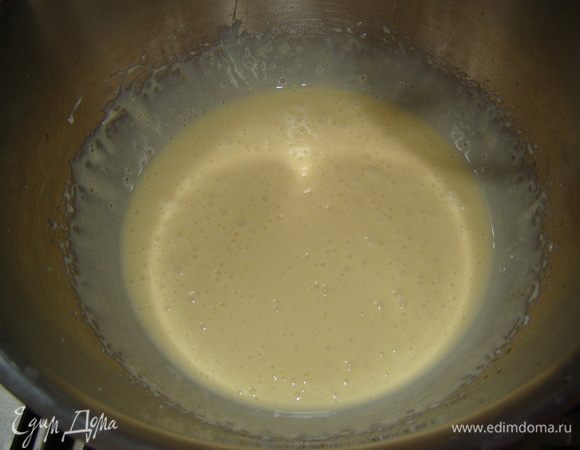 Желтки взбиваем со сгущенкой