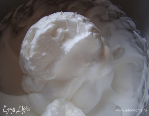 Отдельно взбиваем белки (+1 белок, который остался после теста) с солью и 1/2 ч.л. лаймового сока