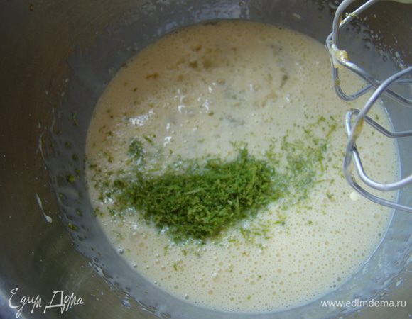 В желтки добавляем цедру и сок лаймов