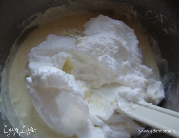 Вводим порциями белки - перемешиваем