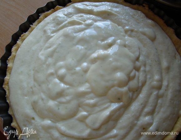 Заполняем основу пирога, выпекаем 30-40 минут при температуре 160"С. Даем полностью остыть - пирог осядет, и можно будет его украсить по желанию (сахарная пудра, белковая глазурь)