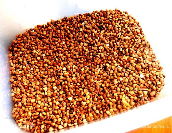 Сначала промываем гречку и ставим вариться на небольшом огне... Обычно на полуготовности я заливаю её парой ложек оливкового масла и укутываю в подушки (одеяло), чтобы крупа "дошла", но если надо срочно, то варим на огне до конца.