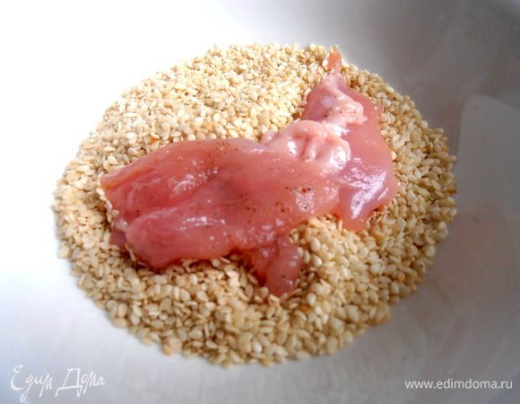 Берём произвольный кусочек и обмакиваем, например, в сезам...