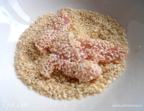 Обваливаем с обеих сторон! Как видите, панировка отлично держится и без яйца!