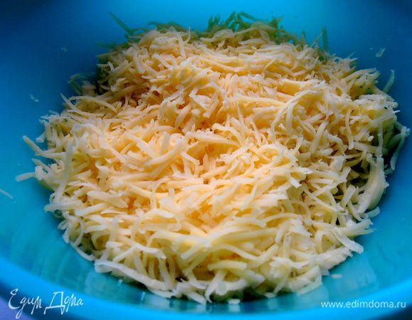 Сыр натираем на мелкой тёрке...