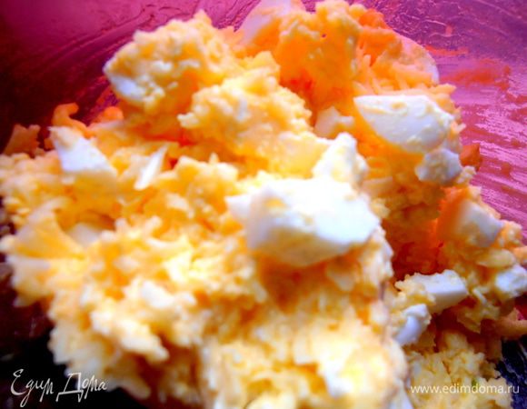 Перемешиваем нарезанные яйца с сыром и майонезом, добавив чеснок по вкусу!