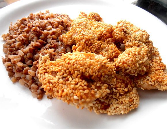 Выкладываем порционно гарнир на тарелку вместе с хрустящими наггетсами...