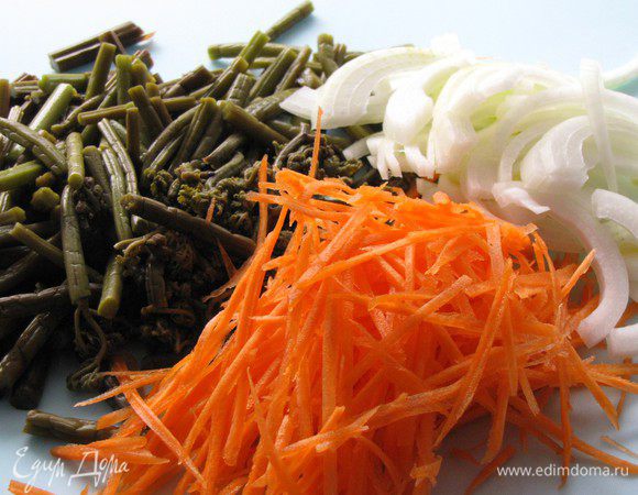 Вымоченный папортник нарезать кусочками от 2 до 5 см. Лук нарезать соломкой, морковь нашинковать на корейской терке.