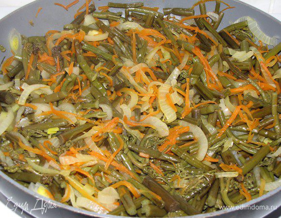 Подготовленные овощи пассеровать на растительном масле минут 7. Попробовать на вкус, если нужно посолить. Приправить перцем, сахаром и соком лимона. Отдельно отварить куринное филе ( у меня филе куринных бедрышек).