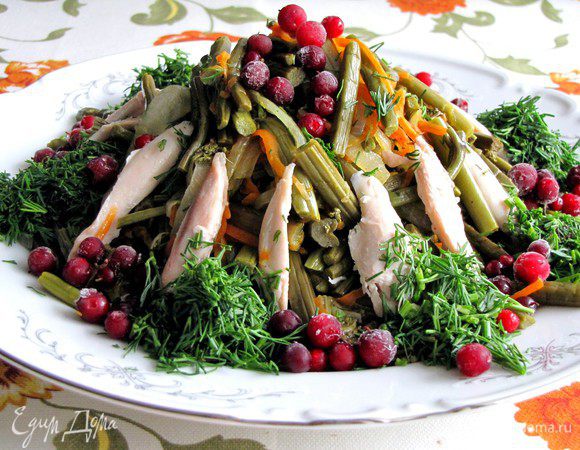 Затем собираем салат. На блюдо или в салатницу выкладываем горкой пассерованные овощи, сверху крупно нарезанное куринное филе. Посыпаем салат свежей или замороженной брусникой на ваш вкус, побольше или поменьше. Украшаем зеленью. Подаем к столу, пробуем. Очень вкусно!