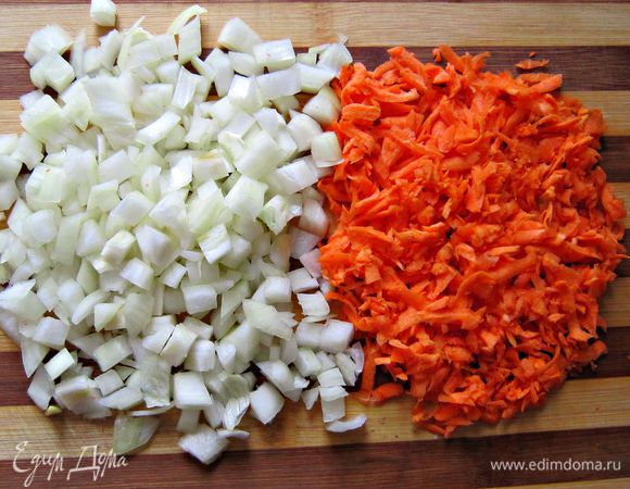 Мелко нарезать лук, морковь натереть на крупной тёрке. Разогреть оливковое масло и слегка подрумянить лук с морковью.