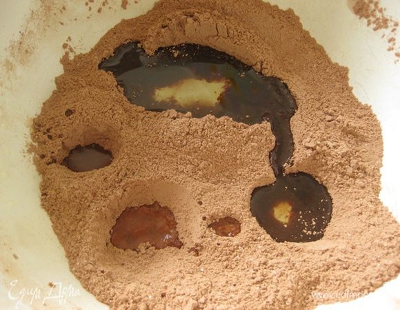 Сделать 3 углубления. В одно налить уксус, в другое экстракт ванили и в третье - масло. Жидкости могут смешиваться, ничего страшного. (У меня уксус нечайно капнул и образовалось 4 углубление))). Сверху вылить кофе и тщательно всё смешать.