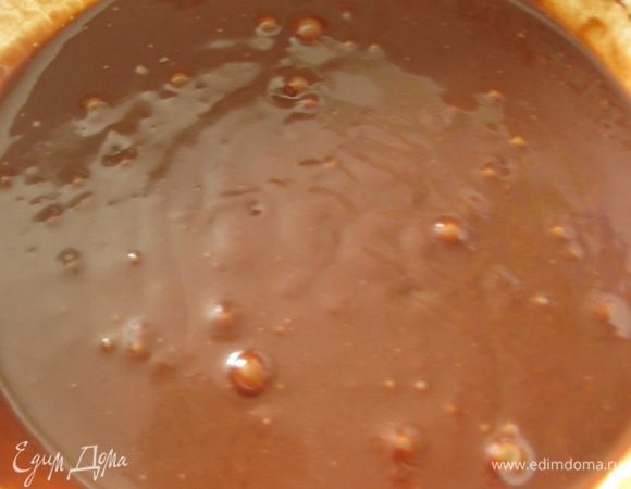 Форму смазать маслом и вылить получившееся тесто. Выпекать 35 минут. Серединка будет слегка влажной. Вы можете украсить пирог сахарной пудрой, добавить ягод (кислинка его освежит). Я же приготовила шоколадную глазурь и сверху выложила вишню. Обязательно попробуйте! Я сама не ожидала такого вкуса и была приятно удивлена! Приятного аппетита!