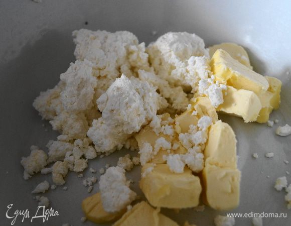 Творог растереть с размягченным маслом и сахаром.