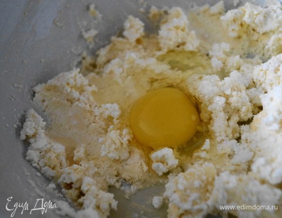 Добавить ванилин, соль и яйцо, хорошо перемешать.