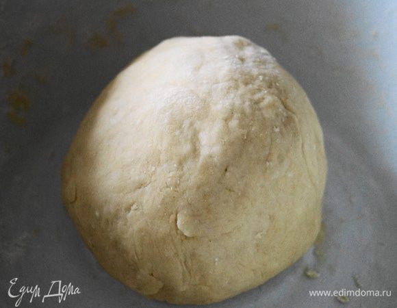 и замесить эластичное тесто не липнущее к рукам