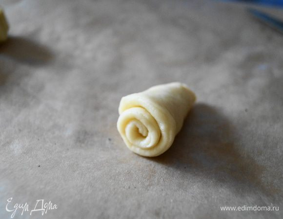 и скрутить каждую часть в рожок