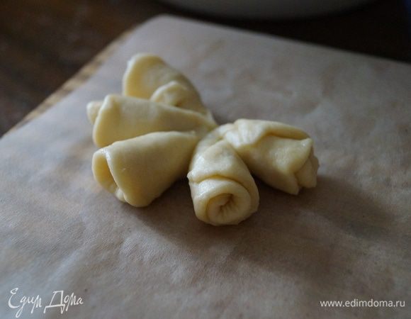 На одну розу мне понадобилось 14 таких рожков. Собираем из рожков розу, соединяя между собой, чуть прижимая друг к другу