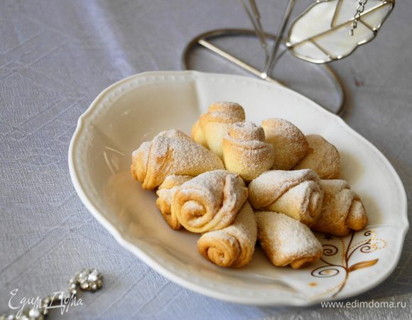 Поставить в разогретую до 180 градусов духовку на 30-35 минут. После выпекания дать остыть и обильно посыпать сахарной пудрой. Приятного чаепития!!!