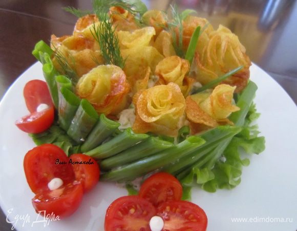 Сборка: все ингредиенты смешиваю и заправляю соусом-заправкой. Укладываю на листья салата горкой. По бокам выкладываю в наклон перышки зеленого лука – окантовка – «заборчик». Сверху вставляю картофельные розы, украшаю перышками лука и веточками укропа. 

Все, салат готов. 