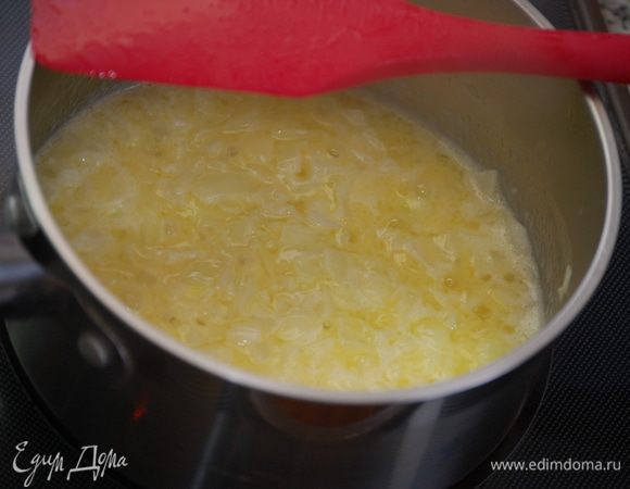 Говорят, что печень кролика иногда горчит. Ну не знаю. У меня домашняя и никакой горечи никогда не было. Но если сомневаетесь – замочите молоком.   Я же просто помыла печень (никаких прожилок и пленок удалять не пришлось ввиду их отсутствия), высушила её бумажным полотенцем и разрезала на кусочки.   Лук и чеснок измельчить ножом.  230 г масла нарезать кубиком и убрать в холодильник.  В сотейнике растопить 100 г масла и обжарить лук  до легкого прозрачного состояния.  Добавить чеснок и на минимальном огне обжарить еще парочку минут.  