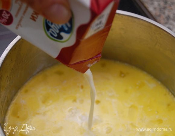 Добавить в сотейник кальвадос  и спустя несколько минут, когда алкоголь выпариться влить сливки. 