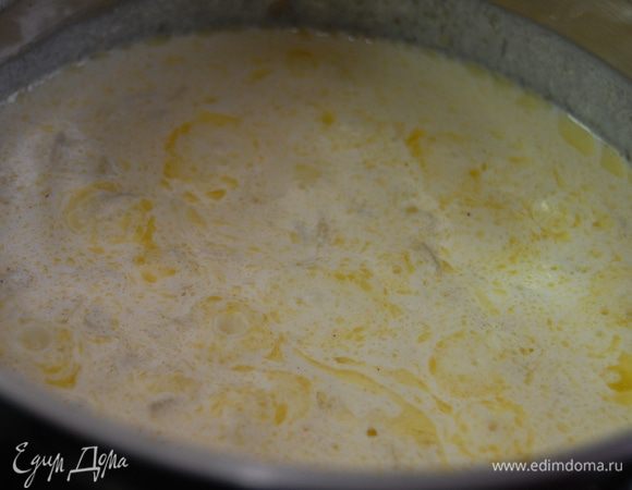 На медленном огне довести до кипения,  убрать огонь до минимального   и готовить до легкого загустения (это еще несколько минут)